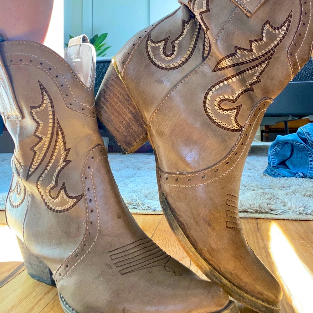 Tan and Gold Cowboys Boots